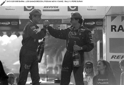 Sainz y Molla celebran su triunfo en el Rally de Cataluña, el 25 de octubre de 1995.