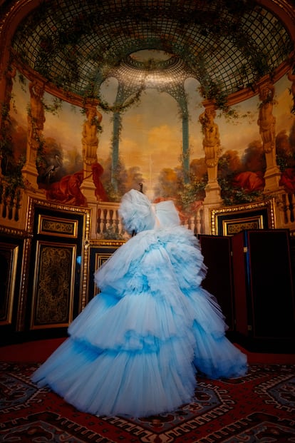 El museo del Louvre y la moda. Entre tapices medievales, cruces bizantinas y sillones de María Antonieta se expone la muestra ‘Louvre costura. Objetos de arte, objetos de moda’. La exhibición es la primera que protagoniza la moda en la visitadísima pinacoteca parisiense, y muestra diseños de Balenciaga, Chanel y Dior; en total, un centenar de piezas icónicas de los archivos de las grandes casas de moda a partir de la II Guerra Mundial. Estará abierta al público hasta el 21 de julio. En la imagen, vestido de Giambattista Valli en una sala del Louvre.