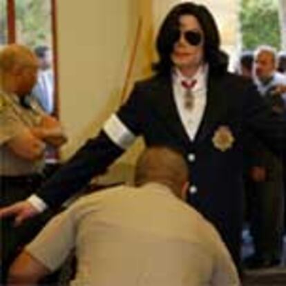 Michael Jackson es registrado a la entrada del tribunal de Santa María donde le juzgan por pederastia.