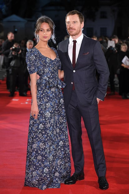 ALICIA VIKANDER Y MICHAEL FASSBENDER.?No necesitaron mucho para enamorarse mientras rodaban Una luz entre los ocanos, en 2014. Se casaron tres a?os despus en Ibiza, en una boda ntima ante solo un centenar de familiares y amigos. A la isla pitiusa recurrieron tambin este verano para aparecer por primera vez junto a su hijo (nunca llegaron a confirmar ni el embarazo ni el nacimiento). La discreta pareja vive desde hace a?os en un dplex de lujo en Lisboa.