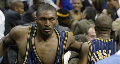 Artest, tras la pelea en Detroit, en 2004.
