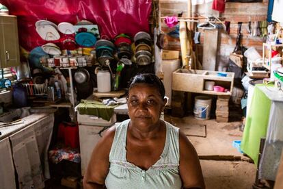 María Gómez, de 60 años, no tiene pensión, y sobrevive de trabajos ocasionales como empleada de hogar. Vive con su esposo y su hijo en la casa que construyeron en un terreno ocupado en el sector de Altos de Porvenir, del barrio La Sirena. Llevan siete años allí.