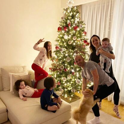 Anna Ortiz subió esta estampa familiar a Instagram, en la que aparece junto al futbolista Andrés Iniesta y sus cuatro hijos: Valeria, de ocho años; Paolo Andrea, de cuatro; Siena, de dos; y Romeo, de cinco meses.