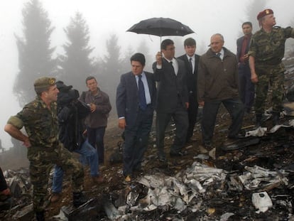 Federico Trillo, durante su visita como ministro de Defensa al lugar del accidente del Yak-42.