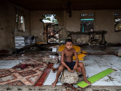 Un niño sentado sobre los escombros de su casa destruida por el huracán Iota en Nicaragua, en Bilwi, el 16 de noviembre de 2020.