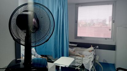 Durante la ola de calor de junio funcionarios del hospital de Móstoles reclamaron la falta de climatización en algunas áreas de hospitalización.