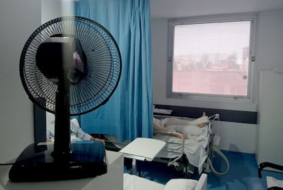 Durante la ola de calor de junio funcionarios del hospital de Móstoles reclamaron la falta de climatización en algunas áreas de hospitalización.