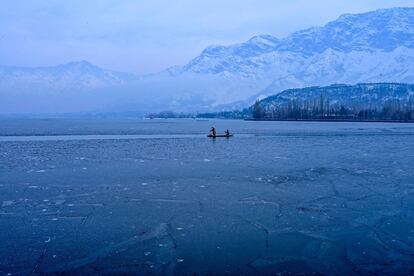 Un pareja navega por el lago Daal después de una fuerte nevada en Srinagar (India).