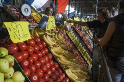 Los consumidores abandonan las cadenas de supermercados.