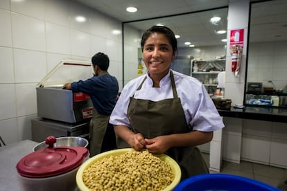 Coral Ayoroa está cargo del proyecto de educación en el restaurante y las escuelas Manq'a (comida, en aimara). Ella es una de las personas de confianza de Meyer en Bolivia.