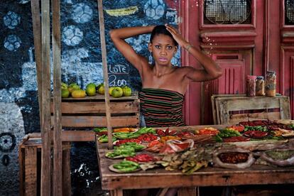 “Pasear atento con la cámara siempre dispuesta”, así resume McCurry, premio Pulitzer de fotoperiodismo en 1994, su filosofía de trabajo. En Río de Janeiro se adentró en las favelas o el barrio rojo de Lapa. “Si encontraba algo tan interesante como esta mujer vendiendo fruta, lo incorporaba”.