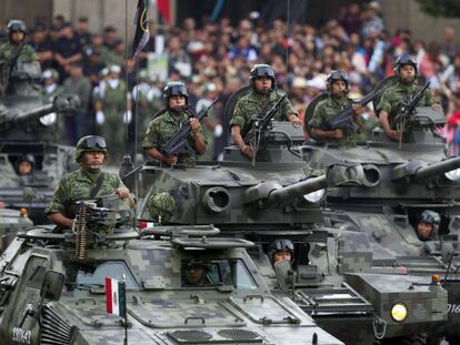 Tanques militares en el desfile por la Independecia.