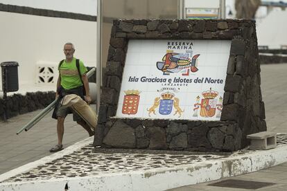 Mural de azulejos en la localidad de Orzola, Lanzarote.