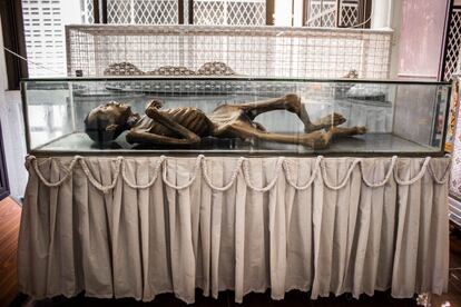 Los cuerpos de algunos pacientes son momificados después de morir para ser expuestos en el museo del monasterio para concienciar sobre las consecuencias del VIH.