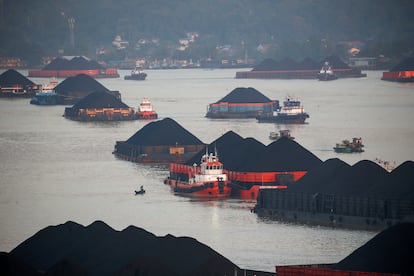 Trasiego de carbón en el río Mahakam (Indonesia), en una imagen de archivo.