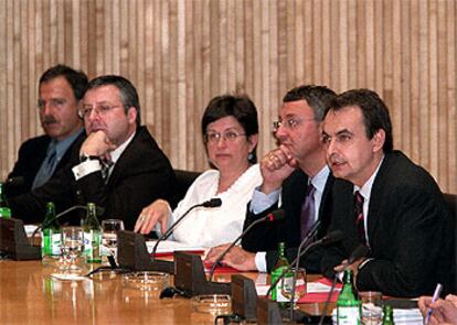 El líder del PSOE, José Luis Rodríguez Zapatero, durante la reunión con diputados y senadores socialistas.