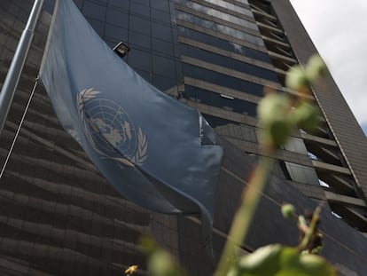 La bandera de las Naciones Unidas en el Edificio Parque Ávila, donde funciona la oficina del Alto Comisionado de los Derechos Humanos, en Caracas.