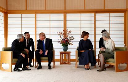 Donald Trump habla a la izquierda con el emperador japonés, Akihito, mientras Melania Trump habla a la derecha con la emperatriz china, Michiko, en el Palacio Imperial de Tokio el 6 de noviembre de 2017.