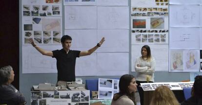 Un alumno de la Universidad de Palermo presenta un trabajo en la facultad de Diseño.