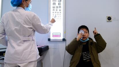 Una oftalmóloga examina a un niño en un centro sanitario en Hefei, una ciudad al este de China.