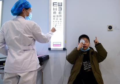 Una oftalmóloga examina a un niño en un centro sanitario en Hefei, una ciudad al este de China.