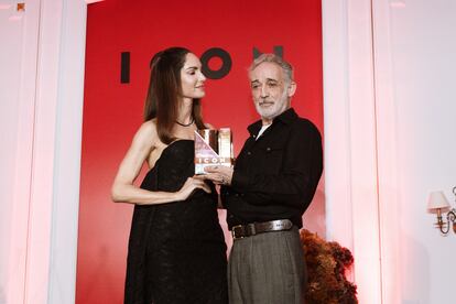 Eugenia Silva mira a al fotógrafo Alberto García-Alix, a quien entregó el premio ICON.