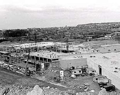 Imagen, de 1998, de las obras del centro comercial Artea, con el municipio de Getxo al fondo.