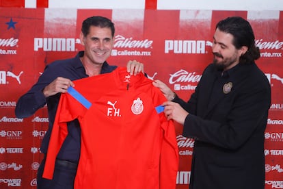 Fernando Hierro presentado como director deportivo de las Chivas de Guadalajara, en octubre pasado.