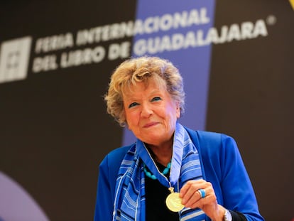 La novelista italiana Dacia Maraini posa con su medalla Carlos Fuentes, en la FIL de Guadalajara, el pasado 26 de noviembre.