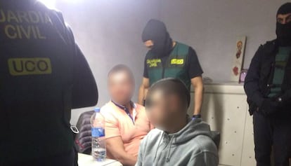 Agents amb dos dels detinguts durant l'operació.