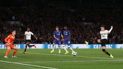 Rodrigo dispara para batir a Kepa en el gol de la victoria.