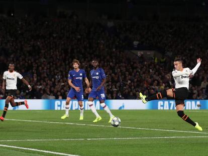 Rodrigo dispara para batir a Kepa en el gol de la victoria.