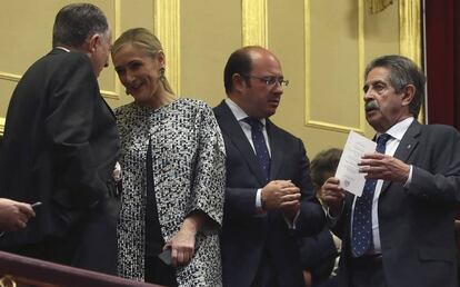 El general Felix Roldán, la presidenta de la Comunidad de Madrid, Cristina Cifuentes; el presidente de la Región de Murcia, Pedro Antonio Sánchez, y el presidente de Cantabria, Miguel Ángel Revilla, en la tribuna de invitados del Congreso de los Diputados.