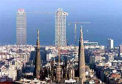 Una vista de Barcelona, con la Sagrada Familia en primer plano y las torres de la Villa Olímpica al fondo.