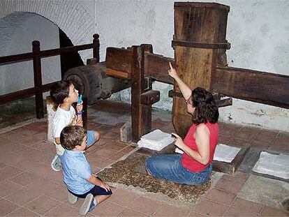 La guía del museo de Capellades, Luisa  Huerta, plancha papel para mostrar el funcionamiento del mazo satinador.