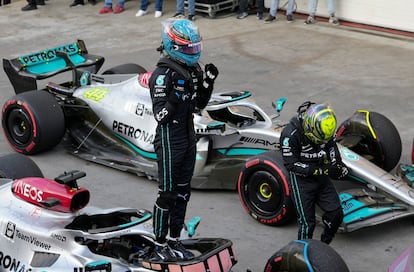 George Russell y Lewis Hamilton celebran después de conseguir los primeros puestos la clasificación en el GP de Brasil este sábado.