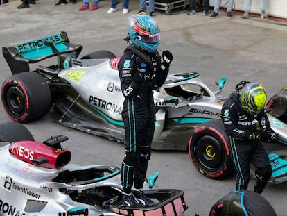 George Russell y Lewis Hamilton celebran después de conseguir los primeros puestos la clasificación en el GP de Brasil este sábado.