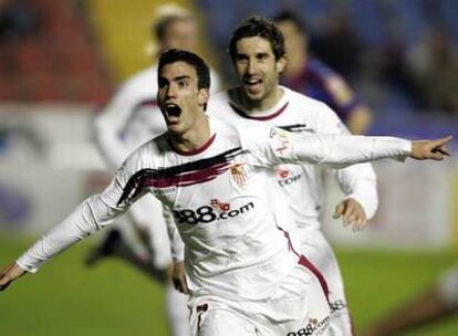 Alfaro celebra su gol al Levante entre Dragutinovic y Kanouté.