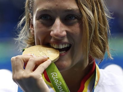 Mireia Belmonte con la medalla de oro.