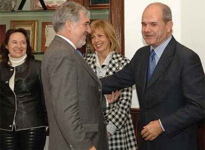 Cándido Conde-Pumpido y Manuel Chaves, ayer, en la Casa Rosa. Detrás Concha Gutiérrez y María José López.