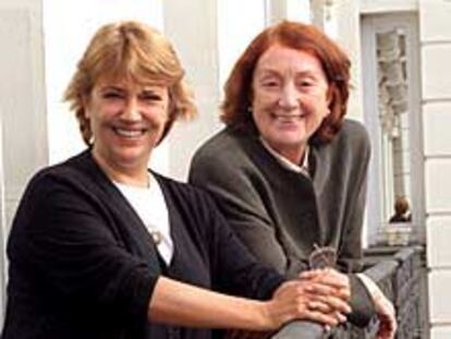 Rosa Regàs (a la derecha) y Marcela Serrano, en Madrid.