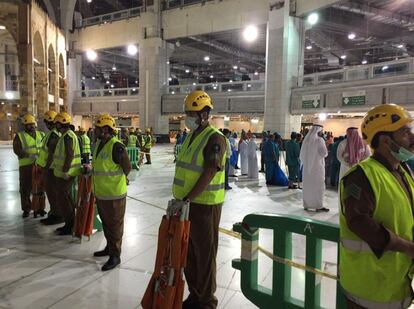 Esta imagen difundida por el Ministerio del Interior Saudí muestra una zona acordonada en la Gran mezquita de La Meca después de que cayera la grúa.