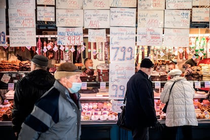 Tienda de alimentación en el Mercado Central de Budapest (Hungría).