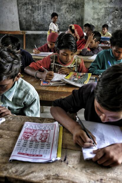 Roja aprendiendo caligrafía en la clase que comparte con otros 26 niños de entre 9 y 12 años.