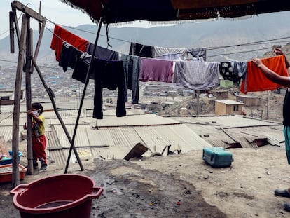 Habitantes del barrio Los Jazmines, en Lima, en marzo de 2020.