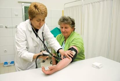 Una doctora y su paciente en una consulta m&eacute;dica.