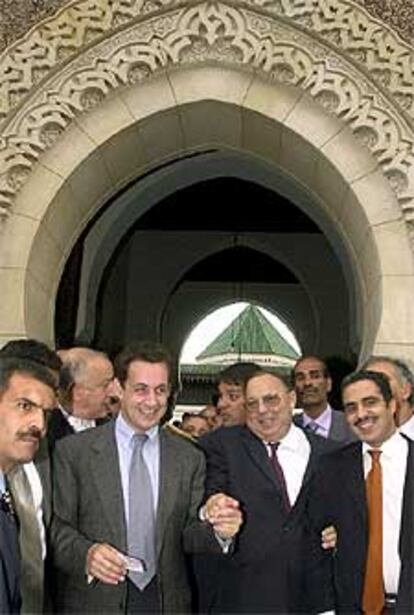Sarkozy (segundo por la izquierda), tras visitar la Gran Mezquita de París.