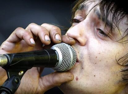 Un autorretrato de Pete Doherty que el vocalista de los Babyshambles firmó con sangre y otro de Kate Moss que la modelo dibujó con un pintalabios se ofrecerán al mejor postor el próximo sábado en Londres. El autorretrato de Doherty, en el que puede leerse la frase "Look what they have done to the boy" unos 12.600 euros, mientras que el de Kate Moss, que la modelo hizo cuando era novia de Doherty, tiene un precio estimado de 50.400 euros. En él, pueden verse manchas de sangre del rockero y la frase "Who needs blood when you've got lipstick?" escrita por el músico.