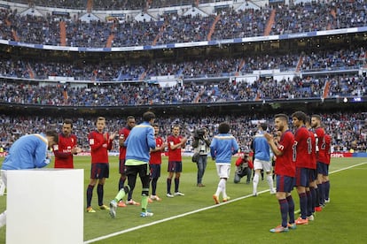 Los jugadores de Osasuna hacen el pasillo al Real Madrid por su victoria en la Copa del Rey.