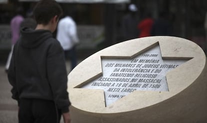 Un niño observa el monumento dedicado a los judíos portugueses que fueron asesinados en el año 1506 en ese mismo lugar de Lisboa.